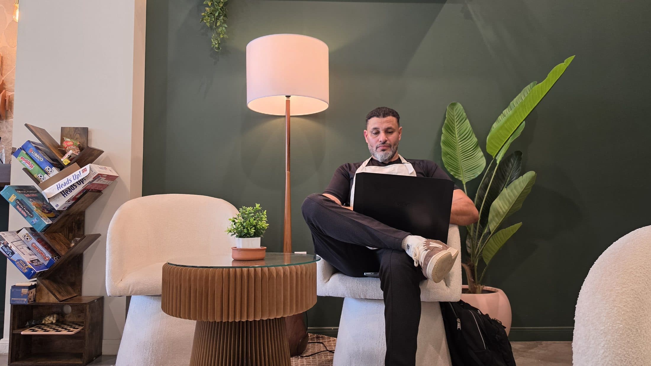 A working afternoon in the lounge